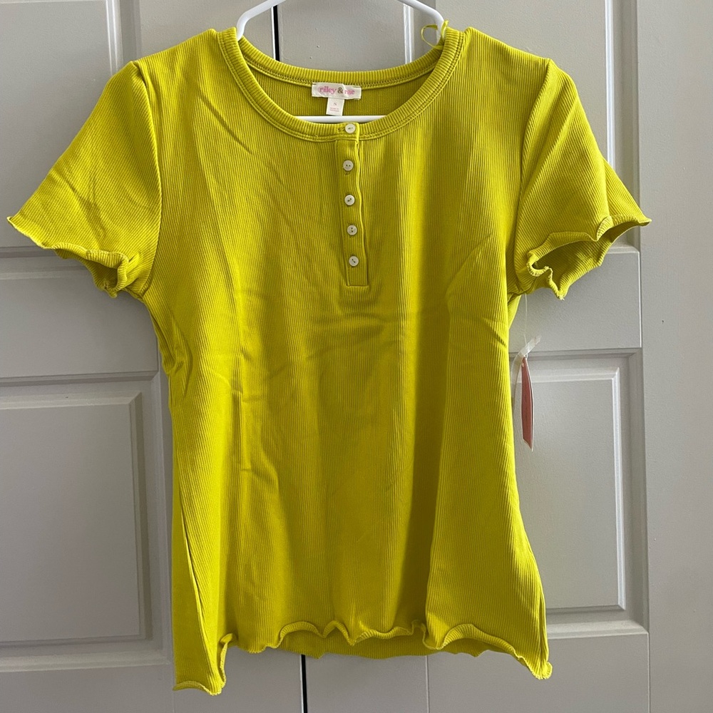 Riley & Rae Vibrant Yellow Short Sleeve Top